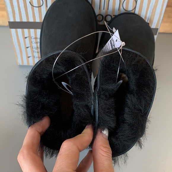 COPY - NIB Kids Kirkland Signature Shearling Sheepskin Boots Black - Picture 7 of 7